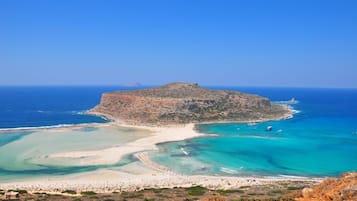 Una playa cerca, sillas reclinables de playa, toallas de playa