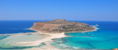 Beach nearby, sun-loungers, beach towels