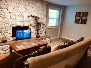 Smart TV, fireplace - The Serene Guest House! Peaceful home Near Lake Springfield! (Springfield)