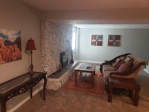 Smart TV, fireplace - The Serene Guest House! Peaceful home Near Lake Springfield! (Springfield)