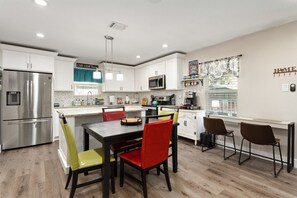 Fridge, microwave, oven, stovetop - Downtown/Tobin Hill - Walk to The Pearl, St. Mary's St, Riverwalk,  Zoo and more (San Antonio)