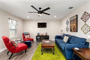 Smart TV, fireplace