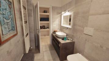 Combinazione doccia/vasca, asciugacapelli, bidet, asciugamani