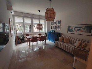 Una Smart TV, una oficina, una pantalla de ordenador