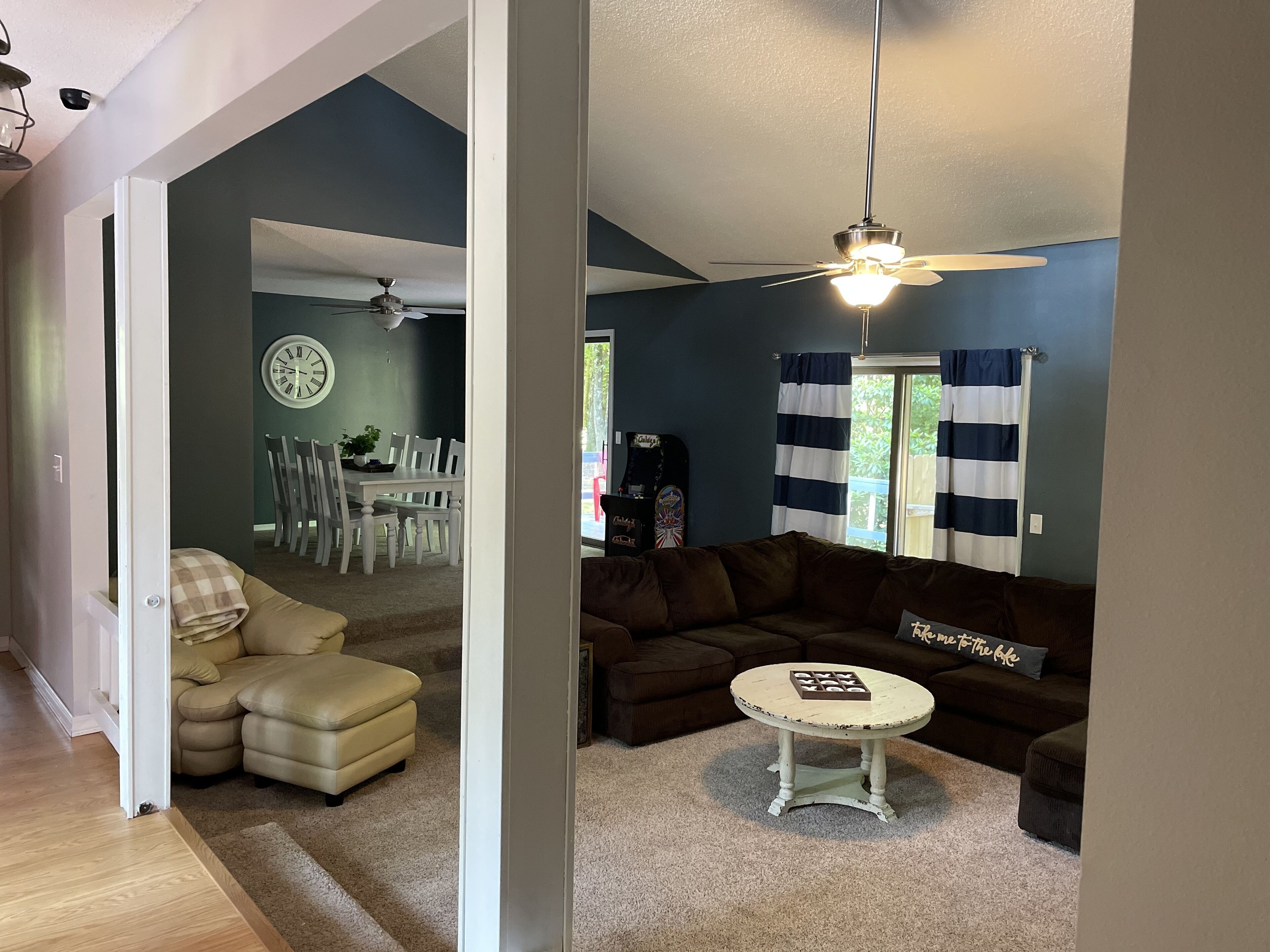 TV connectée, cheminée, Hulu, table de tennis de table