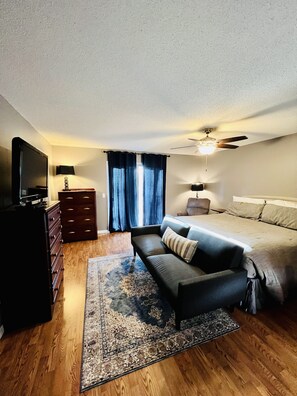 Smart-TV, Kamin, Hulu, Tischtennisplatte