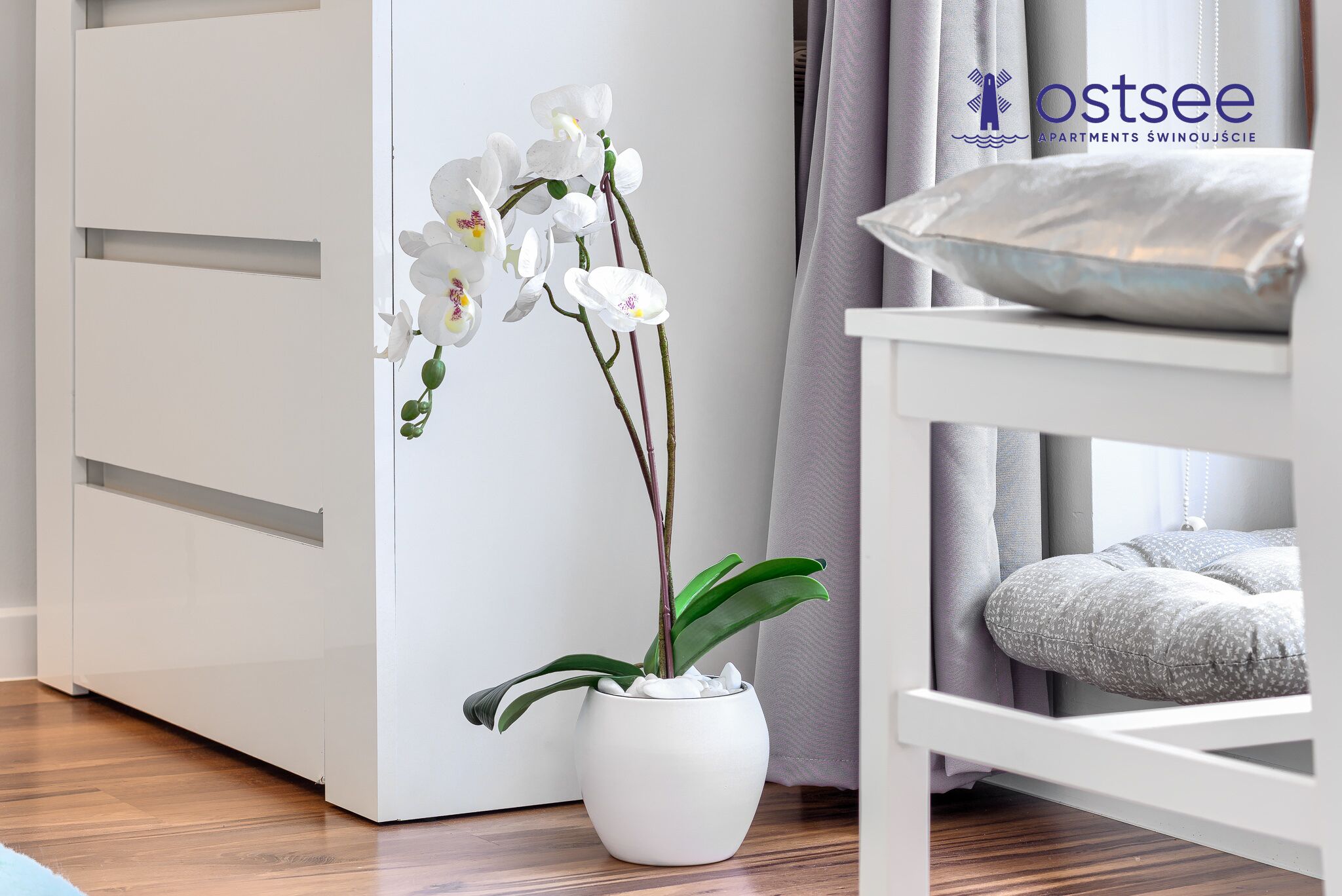 1 soverom, skrivebord, lydisolert og strykejern/-brett