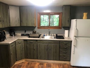 Réfrigérateur, micro-ondes, cafetière/bouilloire