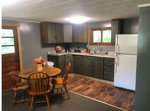 Réfrigérateur, micro-ondes, cafetière/bouilloire