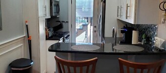 Modern 2 BR, 1BA Near Convention Center & Seaport