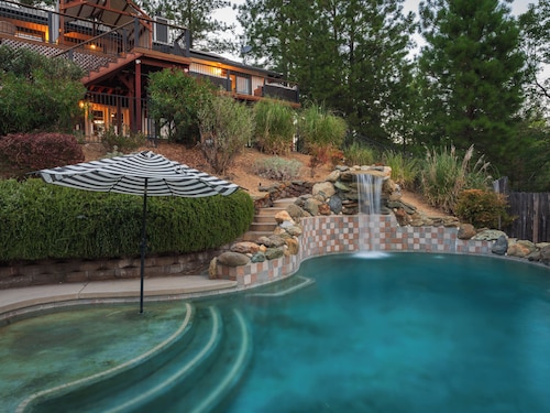 Secluded 5-acre getaway with Private Pool and Hottub - great views!