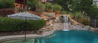 Secluded 5-acre getaway with Private Pool and Hottub - great views!