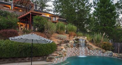 Secluded 5-acre getaway with Private Pool and Hottub - great views!