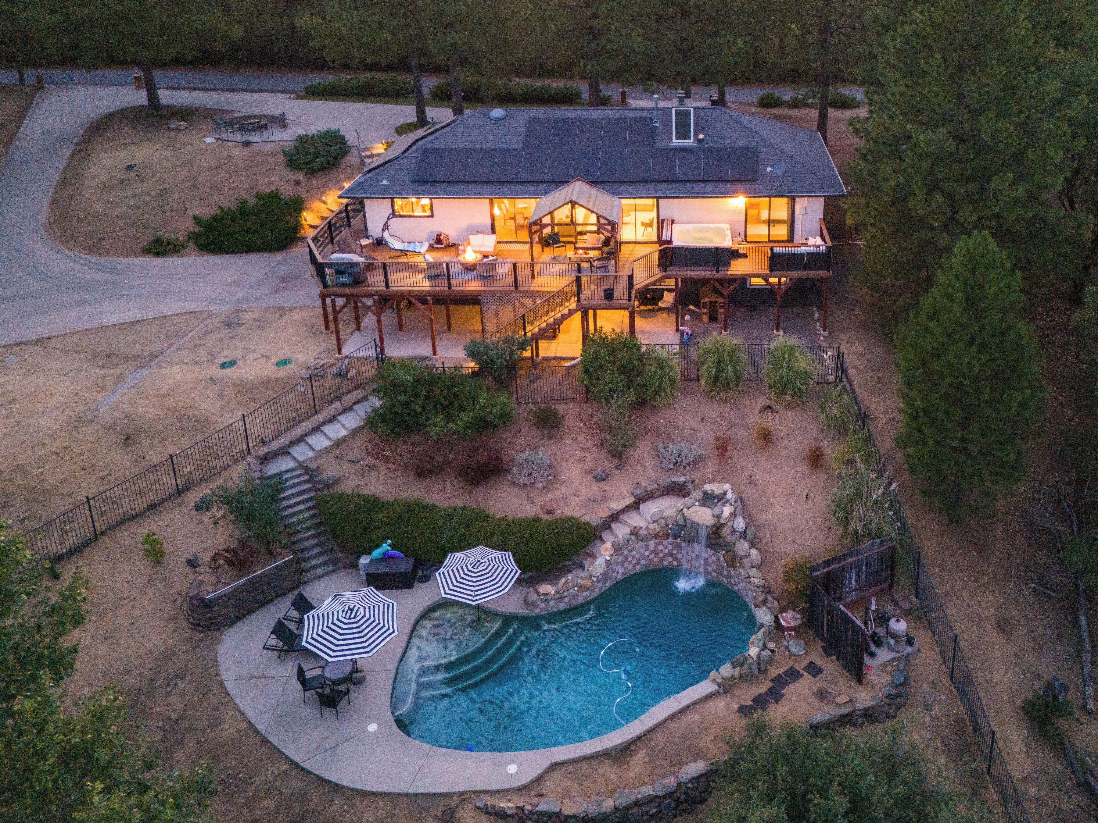 Secluded 5-acre getaway with Private Pool and Hottub - great views!