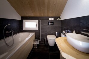 Baignoire, sĂšche-cheveux, serviettes fournies