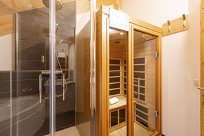Een douche, een haardroger, handdoeken