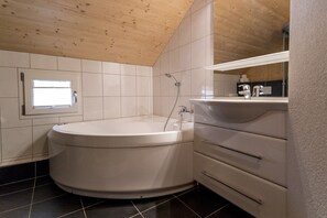 Douche, séchoir à cheveux, serviettes fournies