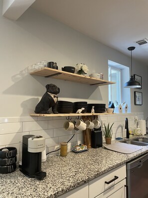 Microondas, lavavajillas, cafetera y tetera y utensilios de cocina 