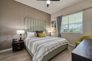 3 Schlafzimmer, Schreibtisch, Bügeleisen/Bügelbrett, Reisekinderbett