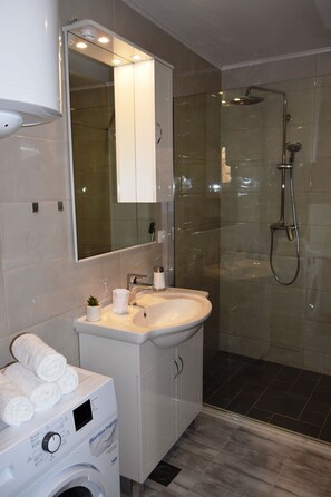 Dusche, Handtücher, Toilettenpapier