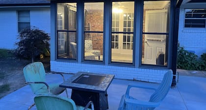 Colorful Jenks House - By Aquarium and Downtown