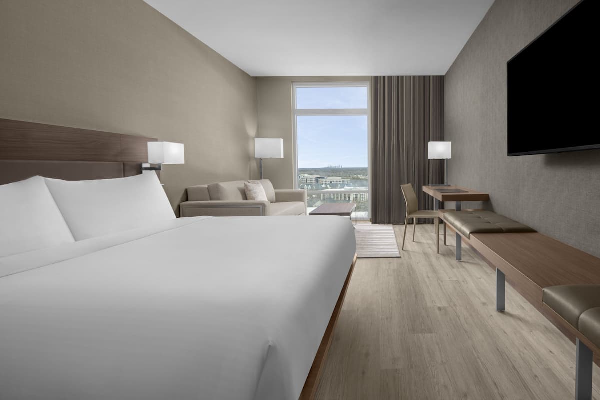 Hypo-allergenic bedding, in-room safe, desk, laptop workspace