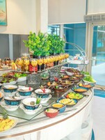 Se ofrece un desayuno bufé todos los días (por un coste adicional)
