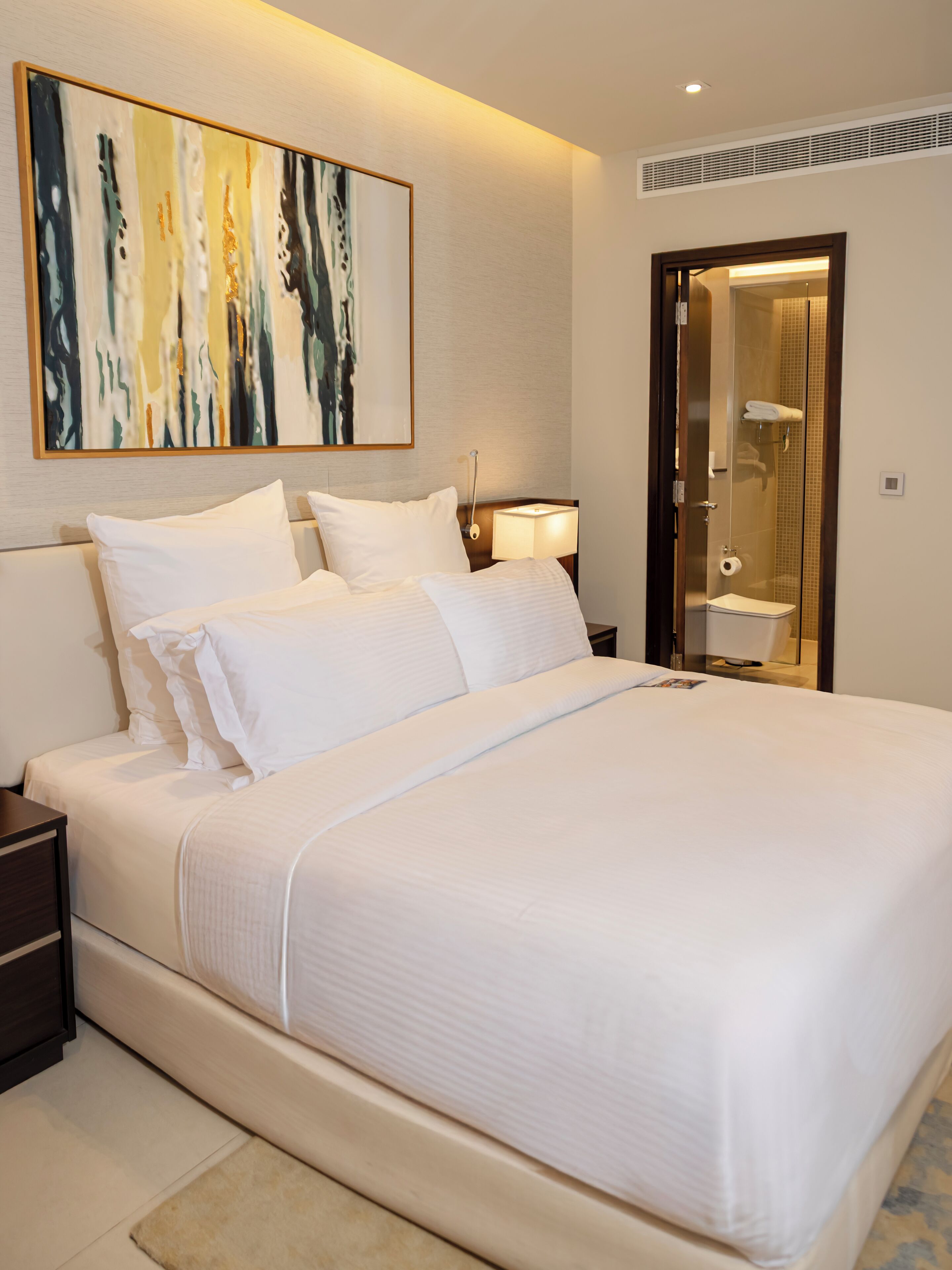 Cubrecamas, caja de seguridad en la habitación y escritorio 