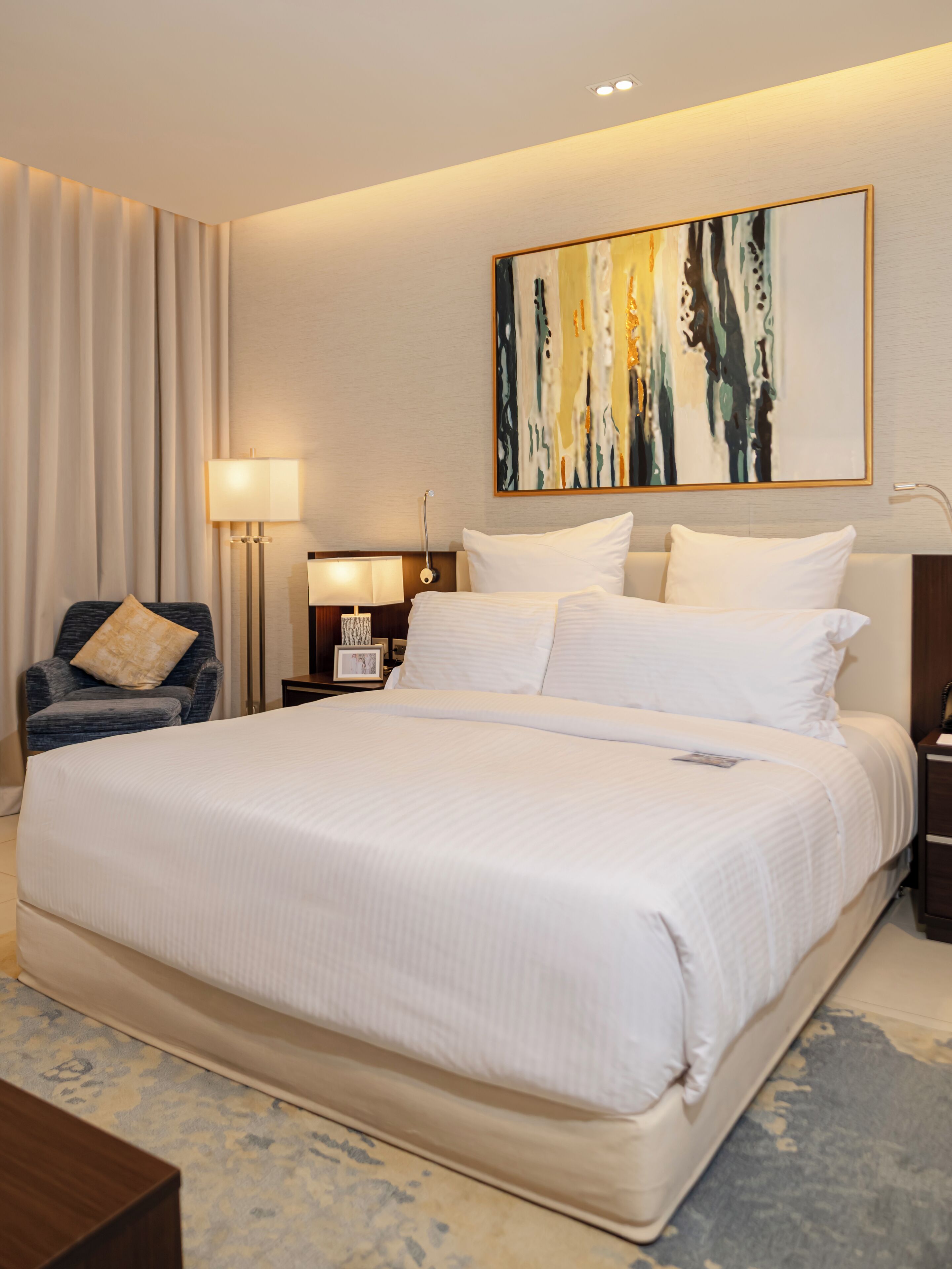 Cubrecamas, caja de seguridad en la habitación y escritorio 