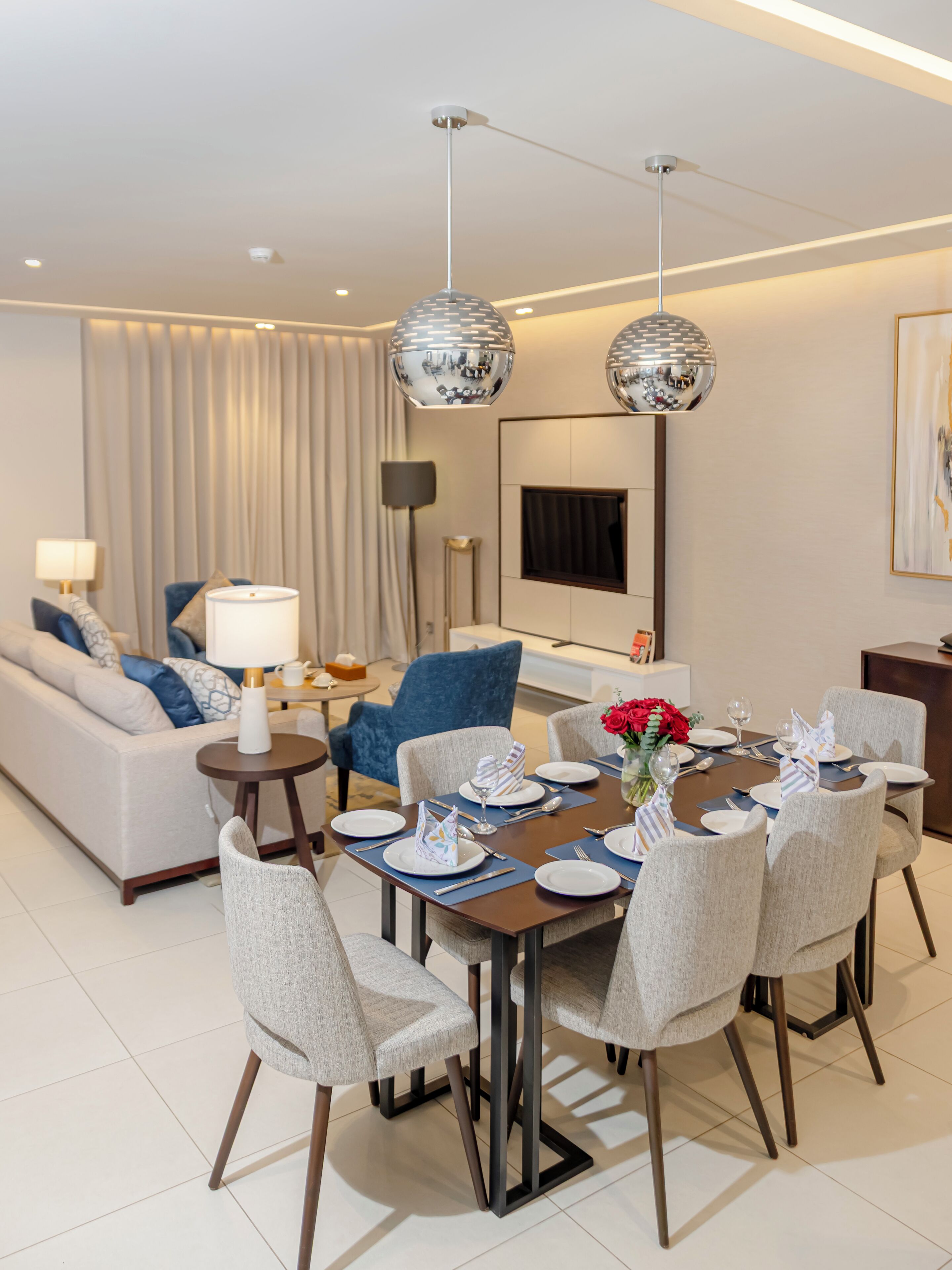 Cubrecamas, caja de seguridad en la habitación y escritorio 