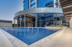 Una piscina al aire libre (de 06:00 a 22:00), sombrillas, tumbonas