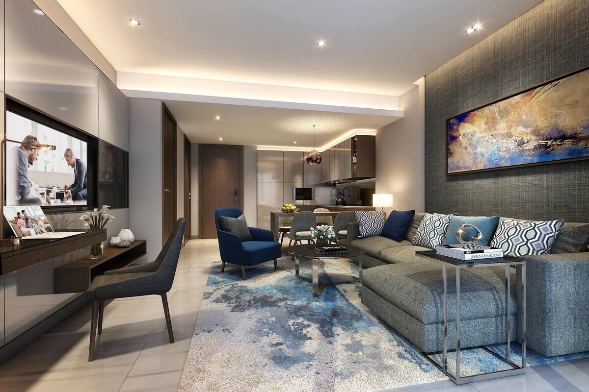 Una sala moderna con un sofá, sillones, una mesa de centro y un televisor.