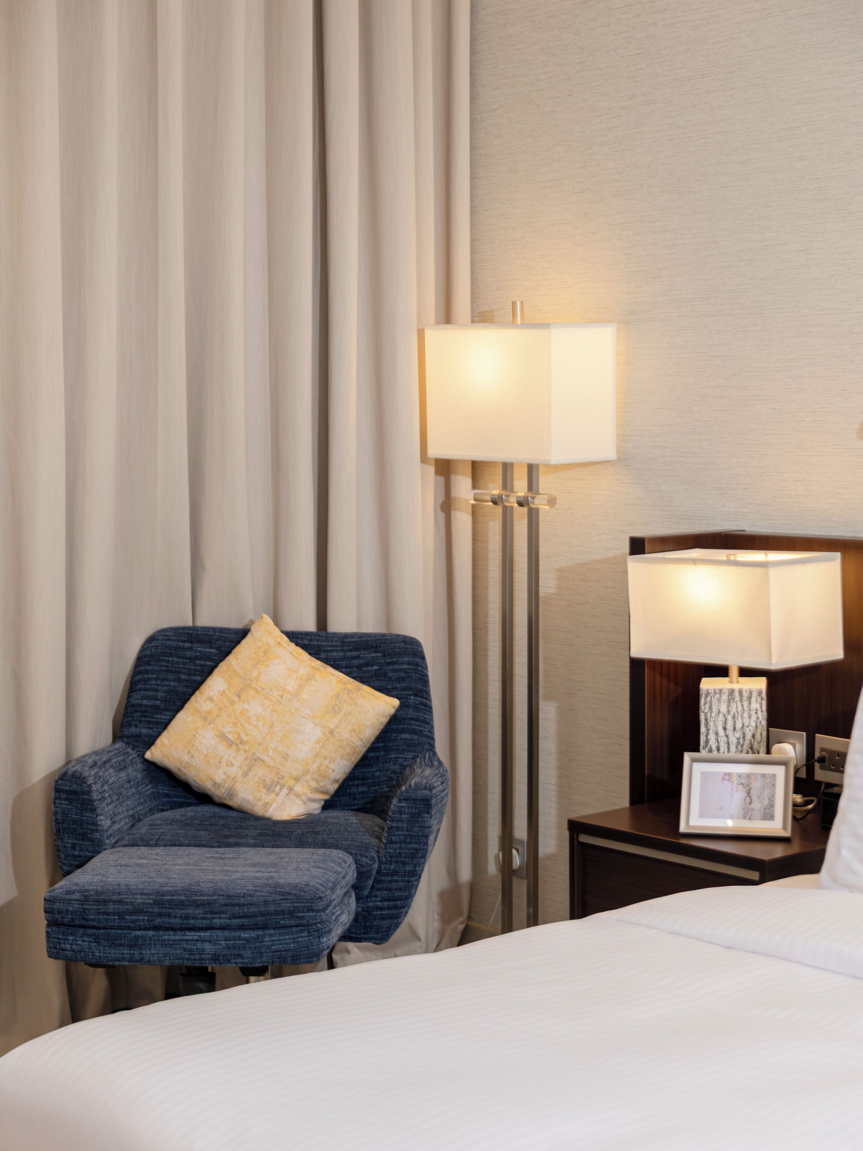 Cubrecamas, caja de seguridad en la habitación y escritorio 