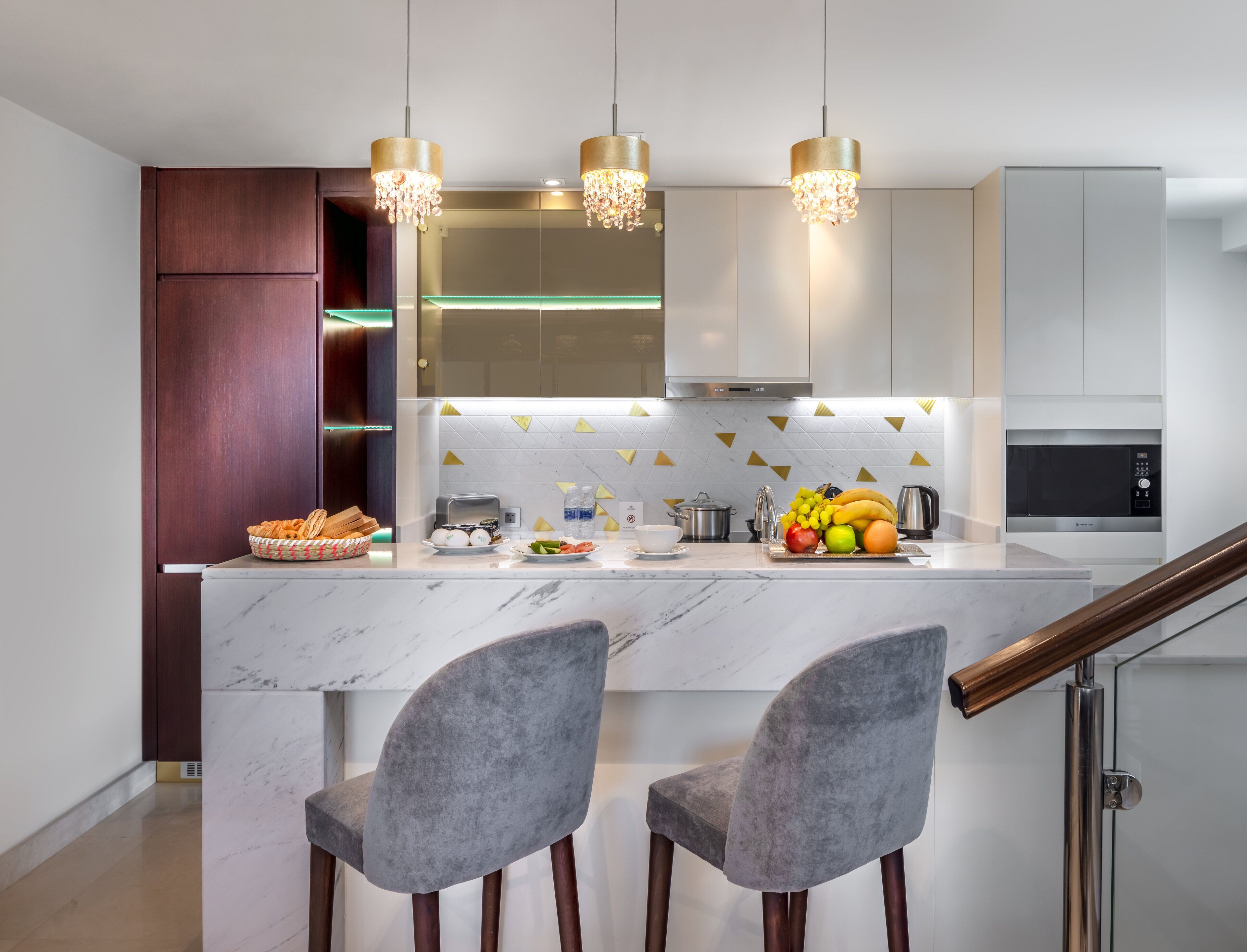 Cubrecamas, caja de seguridad en la habitación y escritorio 