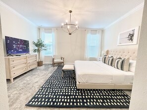 6 habitaciones, escritorio y tabla de planchar con plancha