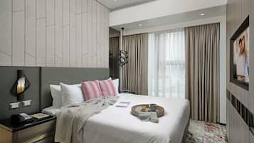 Deluxe Room, 1 Bedroom | Premium bedding, in-room safe, desk, laptop workspace