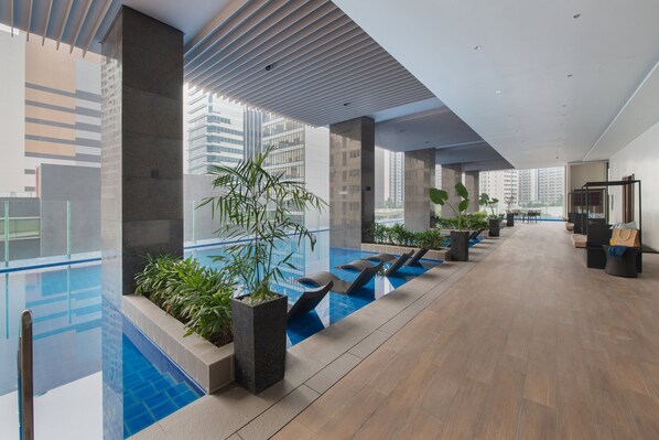 Una piscina al aire libre