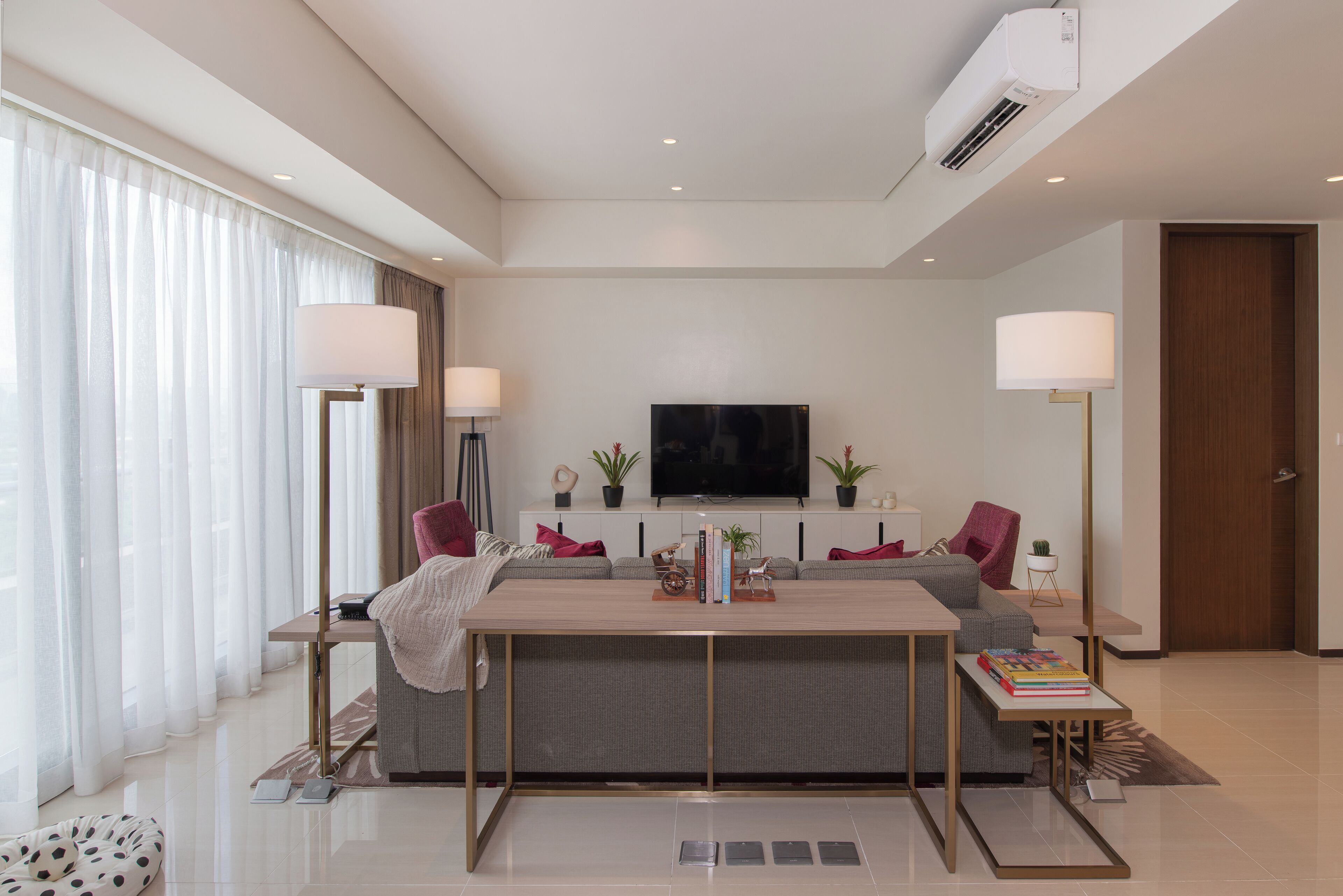 Deluxe Room, 3 Bedrooms | Living area