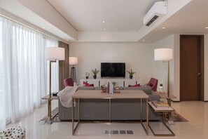 Televisión LED 165 cm con canales de televisión por cable