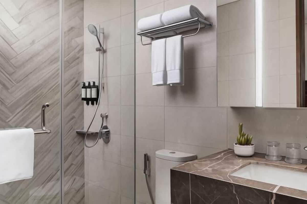 Ein modernes Badezimmer mit Dusche, Toilette und Waschbecken.