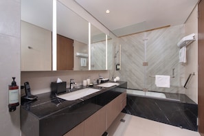Deluxe Room, 3 Bedrooms | Bathroom - Somerset Central Salcedo Makati (Makati)
