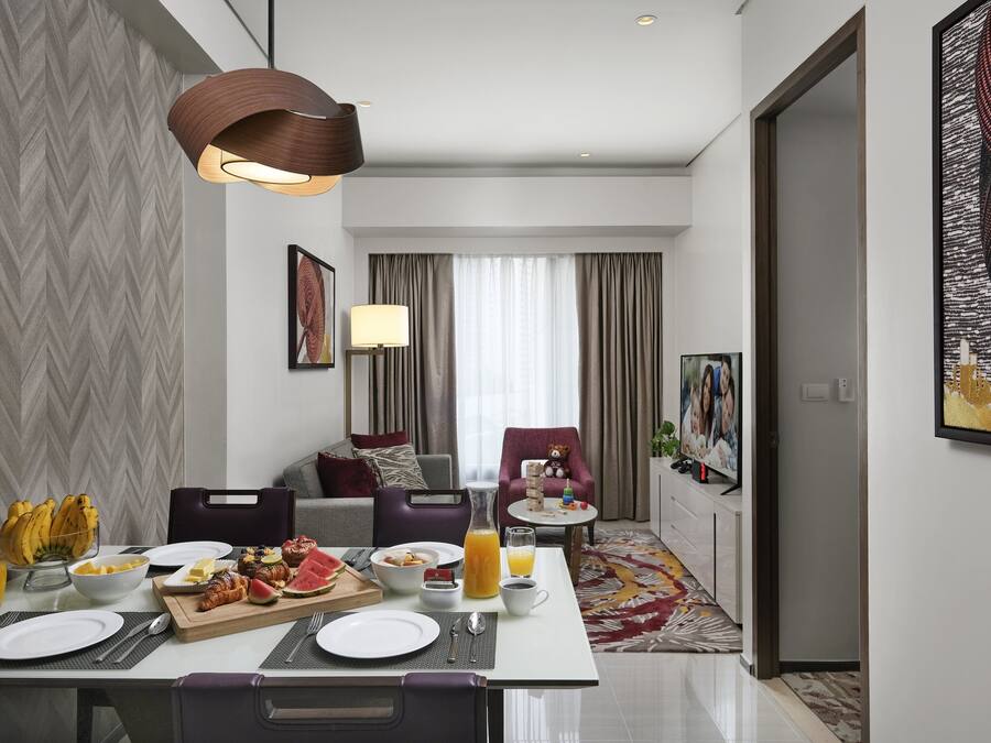Deluxe Room, 1 Bedroom | Premium bedding, in-room safe, desk, laptop workspace