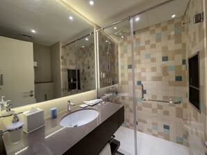 Free toiletries, hair dryer, bathrobes, slippers - Pavilion Hotel Al Jaddaf (Dubai)