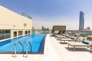 Ulkouima-allas, aurinkotuoleja