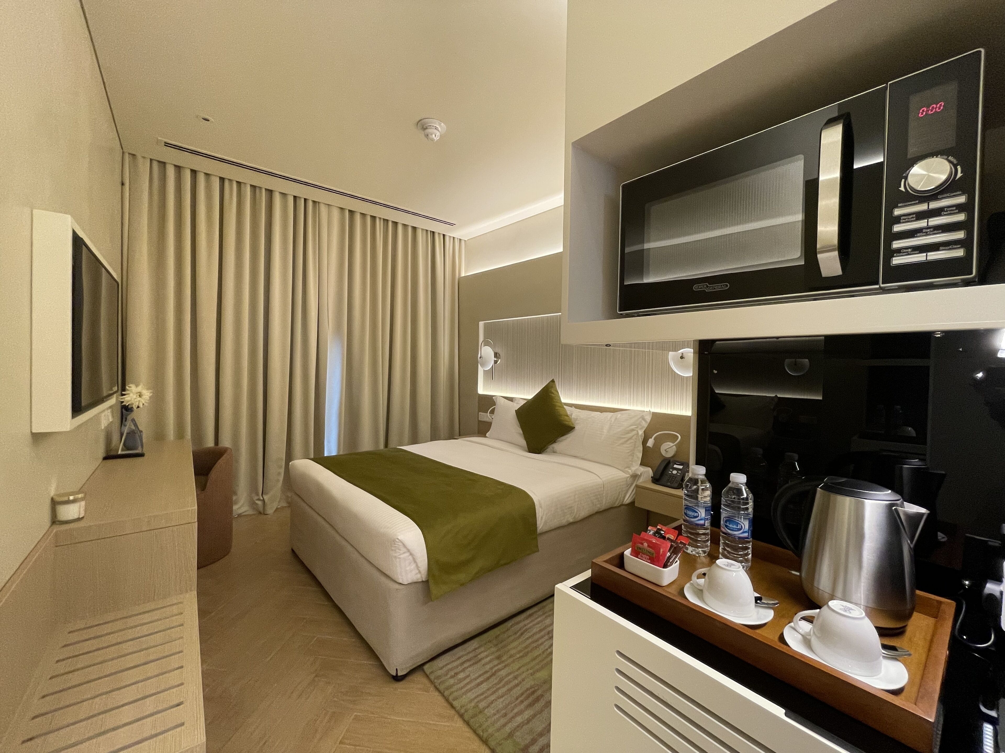 Ropa de cama hipoalergénica y caja de seguridad en la habitación 