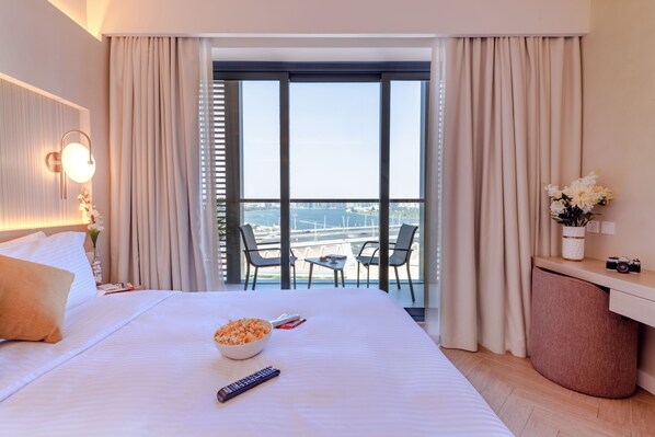 Deluxe Room | Hypo-allergenic bedding, in-room safe, individually furnished, desk - Pavilion Hotel Al Jaddaf (Dubai)