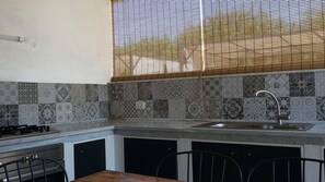 Frigorifero, bollitore elettrico, pentole/stoviglie/utensili