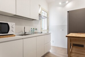 Kühlschrank, Mikrowelle, Geschirrspüler, Wasserkocher