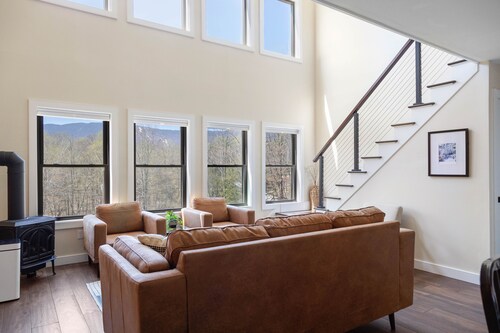 Modern Retreat with Apartment and Mountain Views!
