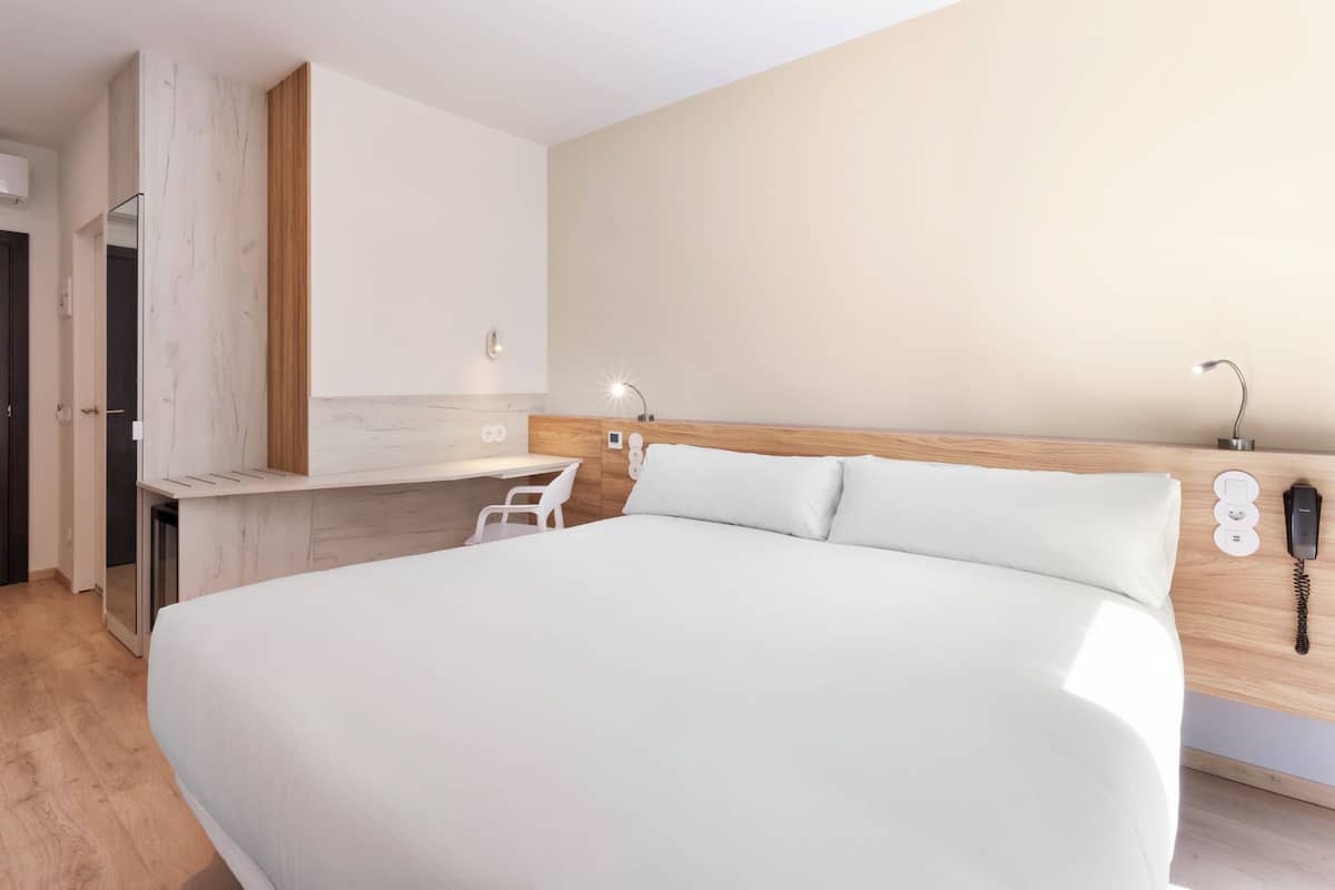 Habitación doble estándar | Caja de seguridad en la habitación y insonorización